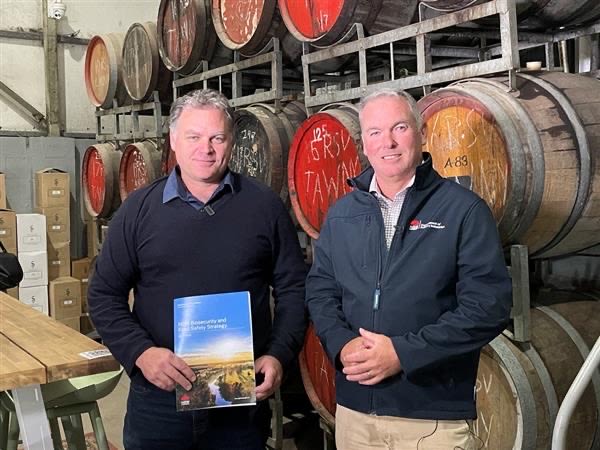 (L-R) John Tracey, Deputy Director General Biosecurity & Food Safety and Scott Hansen, Director General - NSW Department of Primary Industries